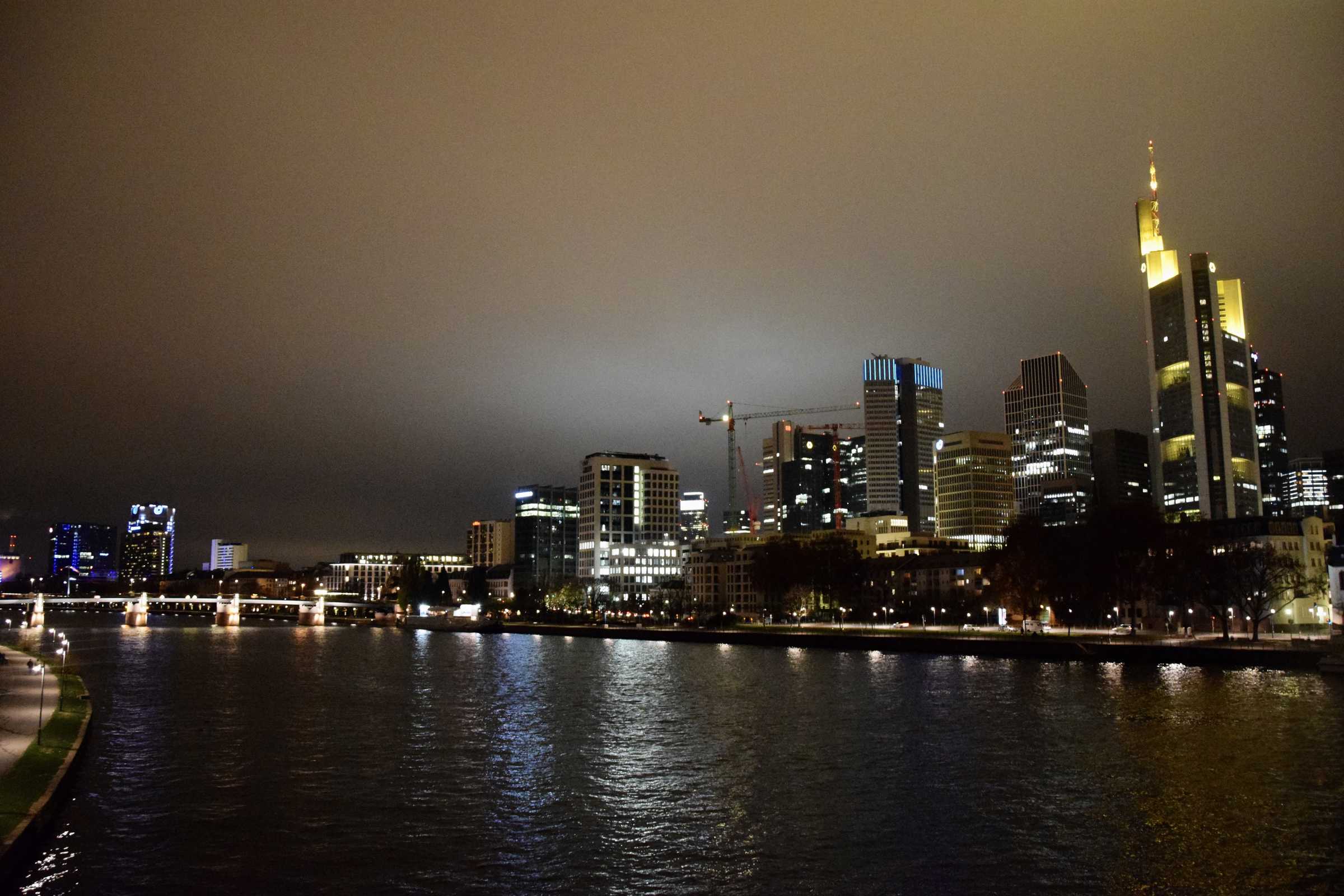 Frankfurter Skyline mit Bankhochhäusern bei Nacht, beleuchtete Fenster